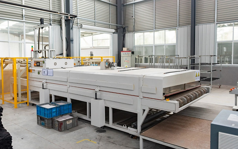 Automatic feeding oven